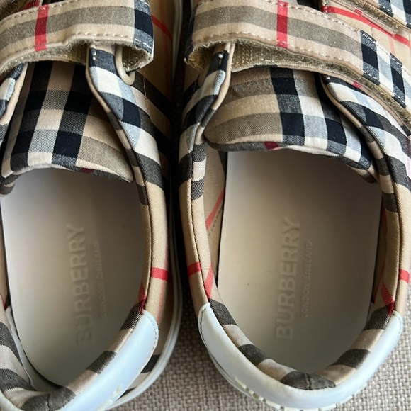 Boys Burberry Velcro Shoes - Picture 6 of 7